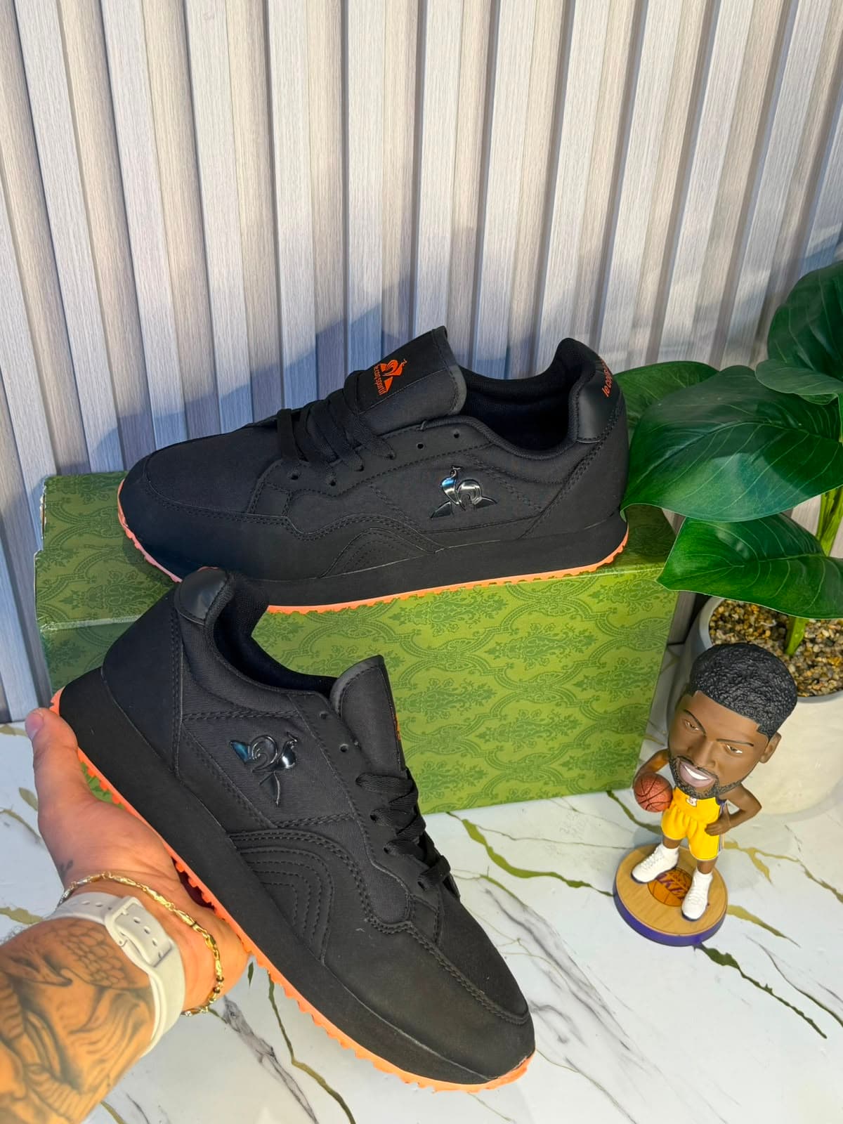 Tenis Urbanos Negros Suela Naranja