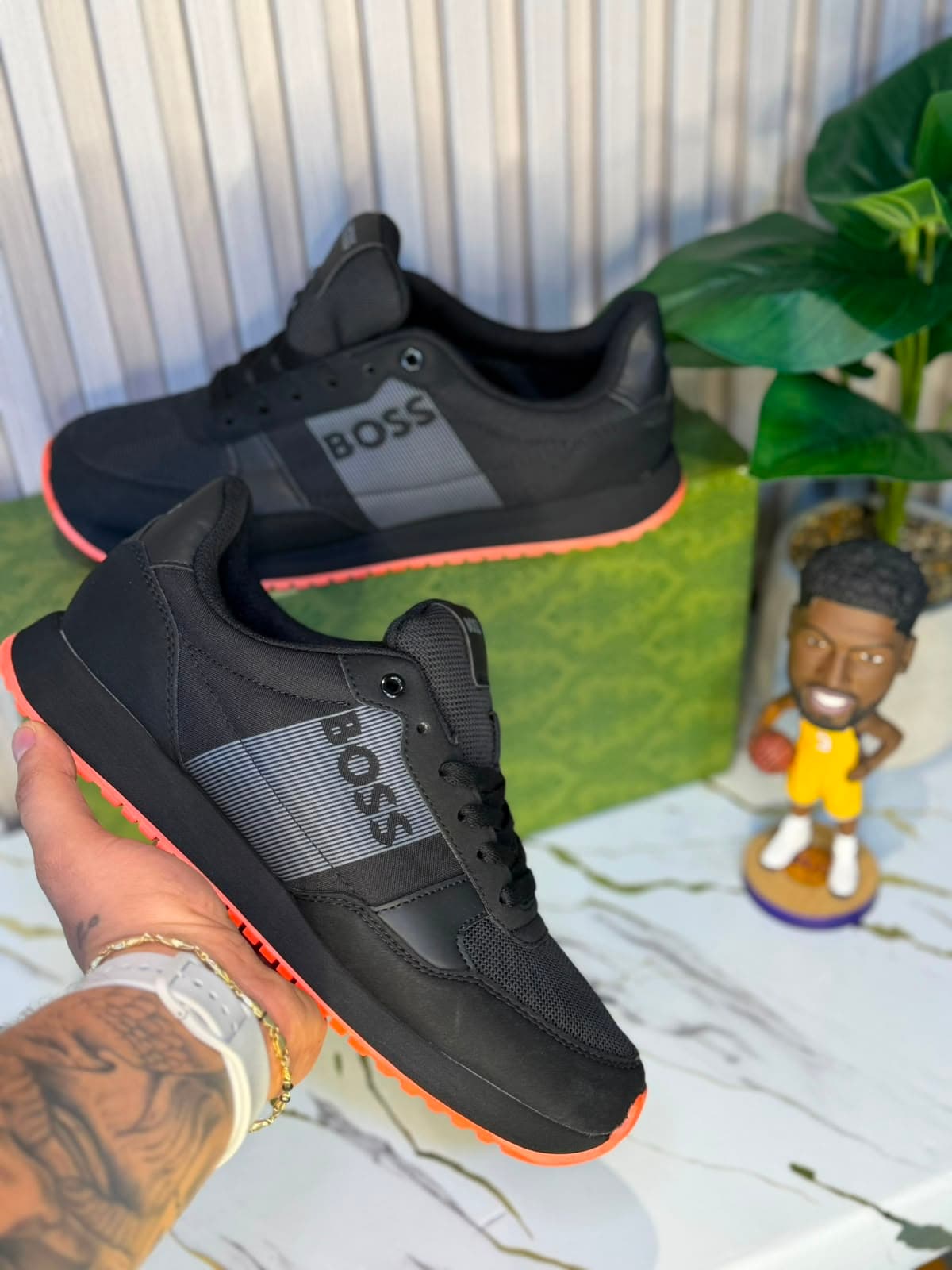 Tenis BOSS Negros con Suela Naranja